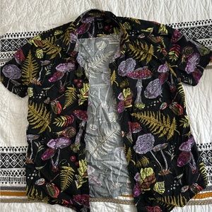 *Lightly Worn* Men’s Short Sleeve “Trippy”/Jungle Themed Button-up